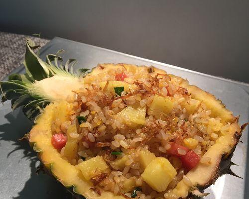如何制作美味的泰式菠萝鸡饭？（学会制作泰式风味的香甜菠萝鸡饭，让味蕾在口中舞动）-第3张图片-美味行家