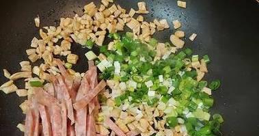 以五末煎蛋为主题的美食探究（掌握这一技巧，让你的煎蛋更加美味！）-第3张图片-美味行家