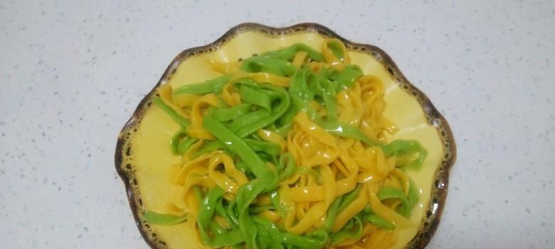 双色面条的制作技巧与口感搭配（手工制作美味面条，让你品尝不一样的美味体验）-第1张图片-美味行家