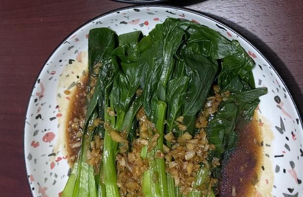 美味蒜蓉扒油菜，健康养生的佳肴（绿色健康的蔬菜佳肴，鲜香口感让你回味无穷）-第3张图片-美味行家