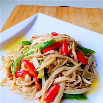 手撕杏鲍菇美食制作方法（手撕杏鲍菇，做出别样的美味！）-第1张图片-美味行家