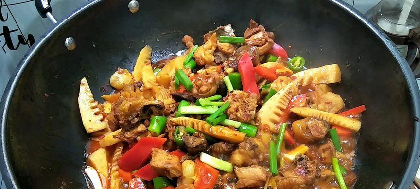 以笋干烧鸡的美食做法（脆口鲜香，入口即化的口感，快来试试吧！）-第2张图片-美味行家