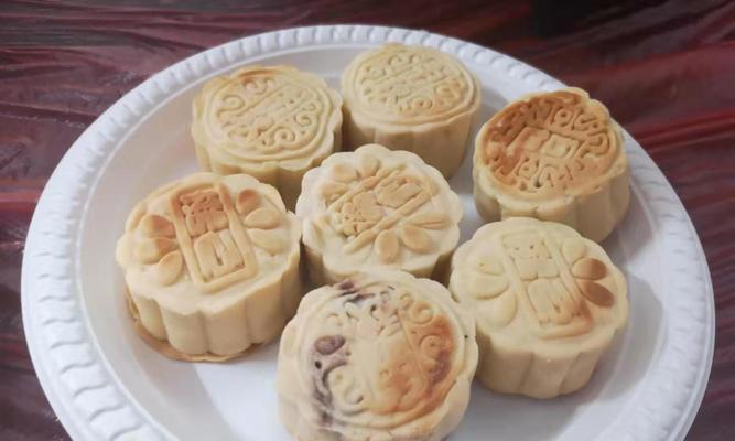 中秋DIY月饼，让传统更有创意（15个段落带你轻松入手，尝遍五仁、蛋黄、奶黄等各种口味）-第2张图片-美味行家