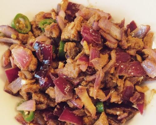 美味家常洋葱牛肉粒的制作方法（营养丰富的主食佳肴，快来一起动手制作吧！）-第1张图片-美味行家