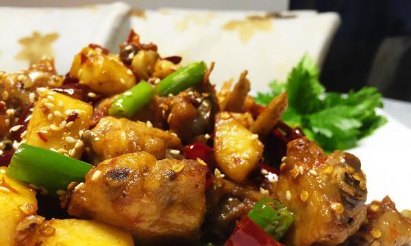 让你爱不释口的香辣中翅制作秘籍（从选材到烹制，全面解析如何做出口感鲜美、香辣可口的中翅）-第3张图片-美味行家