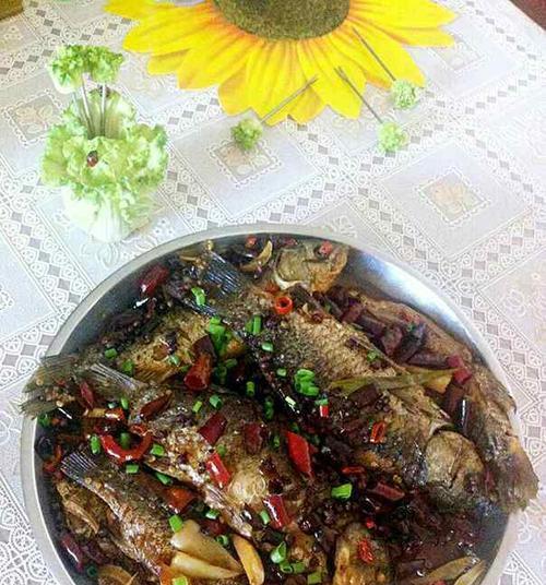 学会湘妹子烧鲫鱼的方法（掌握湖南名菜的制作技巧，轻松做出美味的烧鲫鱼）-第1张图片-美味行家