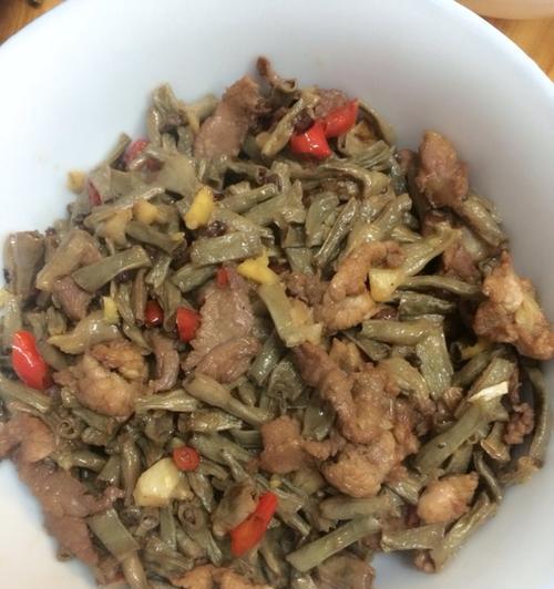 鲜嫩口感，美味诱人——肉烧干豆角（中式经典家常菜谱，轻松制作，不容错过）-第1张图片-美味行家