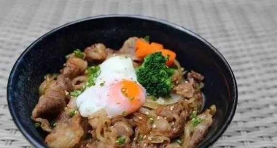 日式牛肉丼饭的制作（享受美味的日本风味菜肴）-第2张图片-美味行家