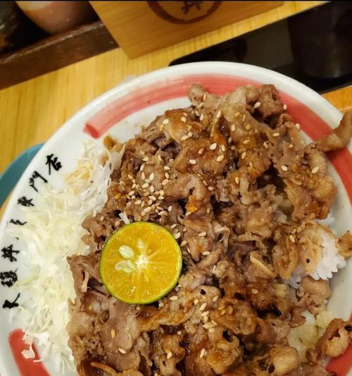 日式牛肉丼饭的制作（享受美味的日本风味菜肴）-第3张图片-美味行家