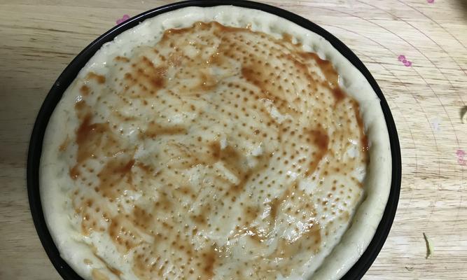 用新文美食皇后锅板制作口感绝佳的披萨饼（尝试这个简单易做、快速美味的家庭披萨制作方式）-第3张图片-美味行家