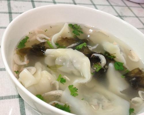 小白菜馅馄饨的制作方法（做出美味可口的小白菜馅馄饨，让你的家人爱上你的厨艺）-第3张图片-美味行家