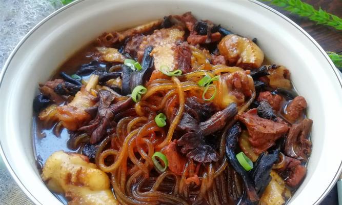 小公鸡粉条葫芦炖榛蘑-养生美味一锅煮（精选食材，配合科学的烹饪方法，让您一次品尝到健康与美味。）-第3张图片-美味行家