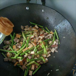 蒜苔香干炒肉末，美味健康的家常菜（如何制作口感鲜美的蒜苔香干炒肉末）-第1张图片-美味行家