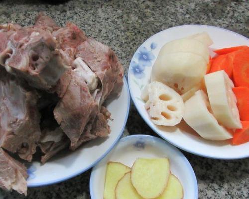 羊蝎子胡萝卜汤，美味健康的冬季暖心汤（以传统秘方制作，口感鲜美、滋补养生）-第3张图片-美味行家