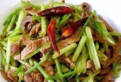 香芹牛肉丝的做法（用新鲜的香芹和嫩滑的牛肉丝，做一道美味佳肴）-第2张图片-美味行家