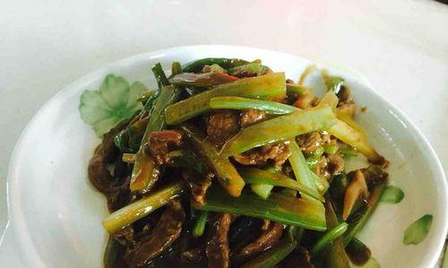 香芹牛肉丝的做法（用新鲜的香芹和嫩滑的牛肉丝，做一道美味佳肴）-第1张图片-美味行家