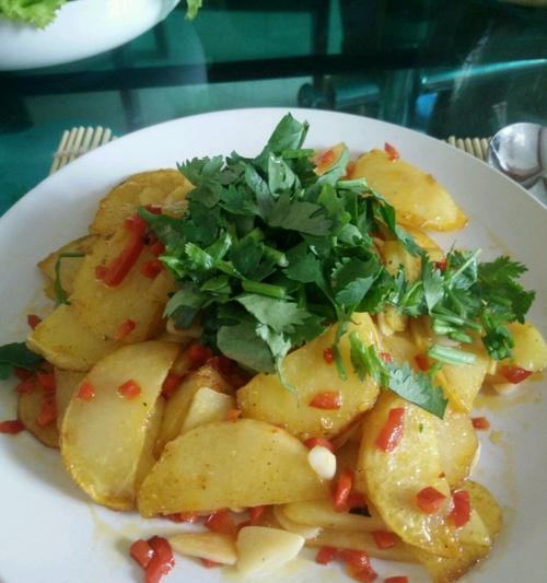 美味健康的西芹土豆片制作方法（用家常食材轻松做好美食，健康又美味）-第1张图片-美味行家
