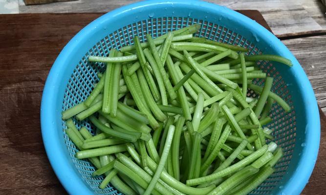 蒜香红薯杆的做法（美味营养的红薯小食）-第2张图片-美味行家