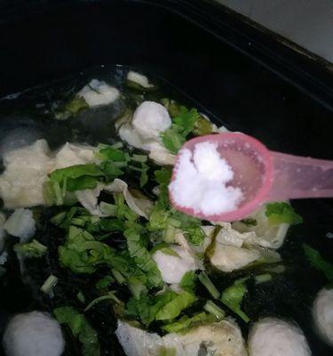 鲜美可口的紫菜丸子鸡蛋汤（健康美味，营养丰富，简单易做）-第3张图片-美味行家