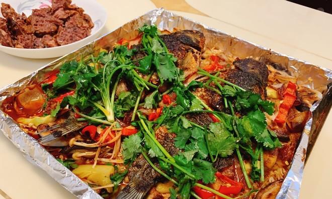 《湖南特色美食，一口闻香鲜美的湘味烤鱼》（探寻湖南烤鱼的秘密，品尝湘菜文化的魅力）-第1张图片-美味行家