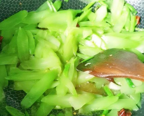 素炒莴笋片——清爽美味的夏日佳肴-第2张图片-美味行家