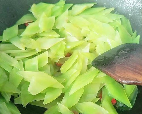 素炒莴笋片——清爽美味的夏日佳肴-第3张图片-美味行家