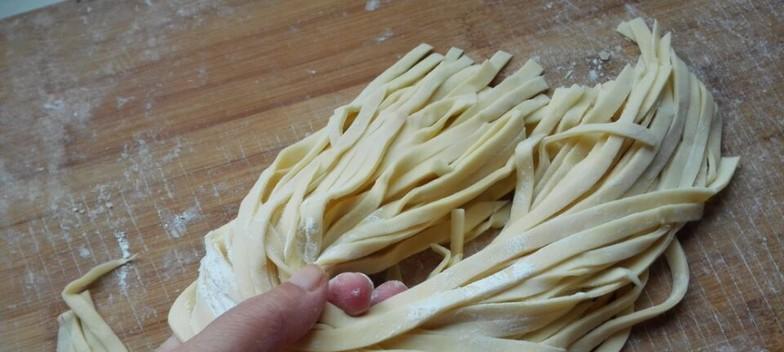 咸菜腊肥肠手擀面的家常做法（传统美食的诱惑，让味蕾尽享新鲜）-第1张图片-美味行家