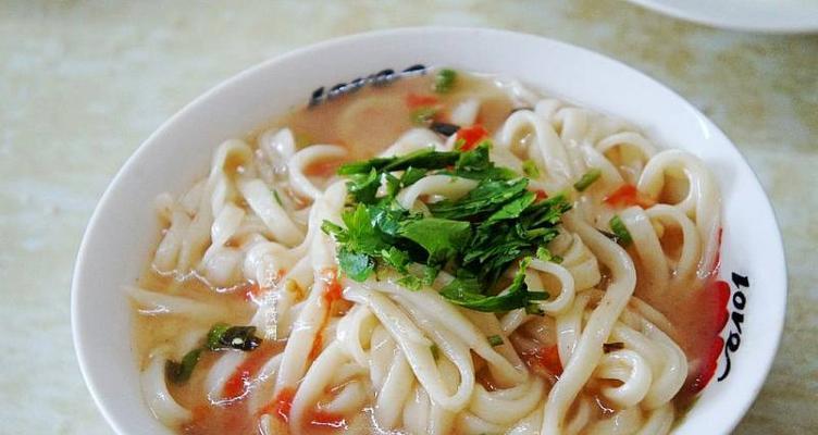 咸菜腊肥肠手擀面的家常做法（传统美食的诱惑，让味蕾尽享新鲜）-第3张图片-美味行家