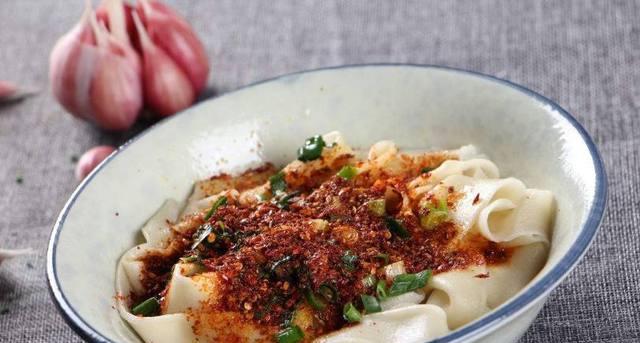 肉臊子油泼扯面的制作方法（家庭美食，轻松享受特色小吃）-第1张图片-美味行家