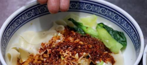 肉臊子油泼扯面的制作方法（家庭美食，轻松享受特色小吃）-第3张图片-美味行家