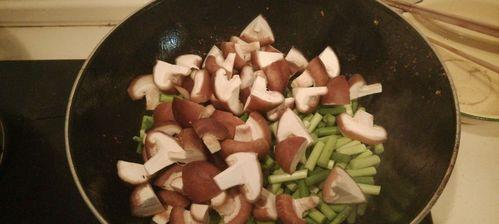 家常美食，香菇蒜苔炒肉的做法（学会这道菜，让你成为家庭美食大厨）-第2张图片-美味行家