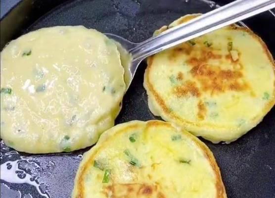 手把手教你做香葱煎饼（煎饼酥脆，香葱清新，轻松做出美味早餐！）-第2张图片-美味行家