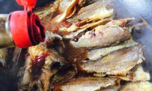 小黄鱼炖酒，美味慢炖的佳品（用纯正白酒炖出的小黄鱼，口感香醇、汁多肉嫩，别有一番风味。）-第1张图片-美味行家