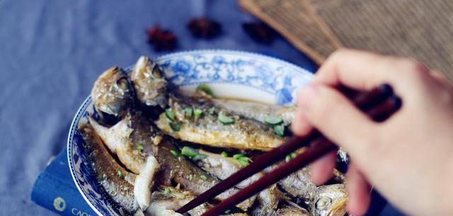 小黄鱼炖酒，美味慢炖的佳品（用纯正白酒炖出的小黄鱼，口感香醇、汁多肉嫩，别有一番风味。）-第3张图片-美味行家