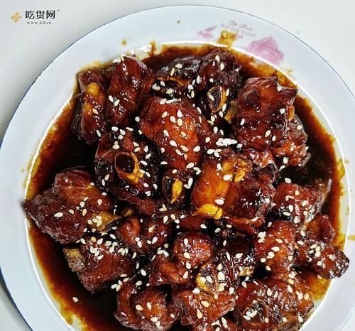 学做糖醋排骨——用土豆版口感更佳（传统美味升级，用土豆让排骨更香更嫩）-第1张图片-美味行家