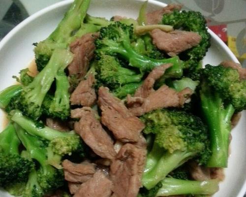 健康美味！尝试这道以西兰花炒牛肉的家常菜吧（简单易学，营养美味，以西兰花为主角的炒菜做法）-第1张图片-美味行家