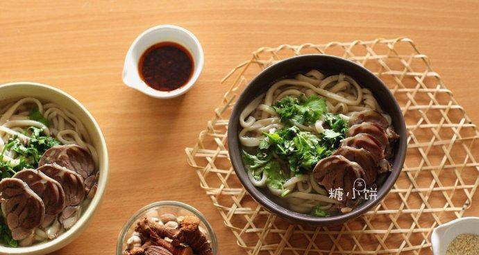 美味羊肉拉条子的制作方法（让你轻松学会如何制作口感绝佳的羊肉拉条子）-第1张图片-美味行家