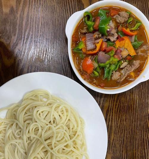 美味羊肉拉条子的制作方法（让你轻松学会如何制作口感绝佳的羊肉拉条子）-第3张图片-美味行家