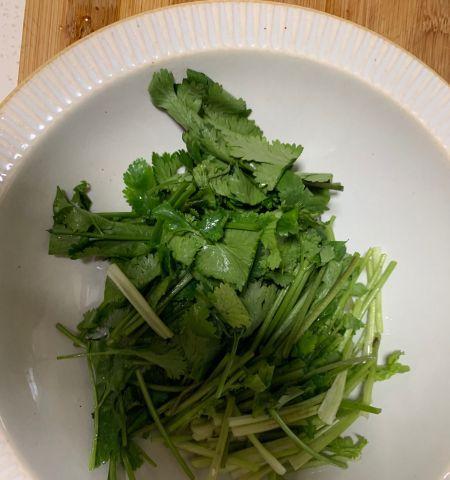 小米辣拌香菜，一口香辣鲜美的健康佳肴（打造健康饮食新时尚，小米辣拌香菜让你爱上素菜）-第1张图片-美味行家