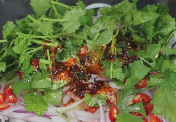 小米辣拌香菜，一口香辣鲜美的健康佳肴（打造健康饮食新时尚，小米辣拌香菜让你爱上素菜）-第3张图片-美味行家