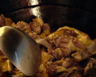 掌握酸菜炆鹅的做法，美味烹饪轻松上手（美味易学的酸菜炆鹅，让你足不出户就能吃到家常味）-第2张图片-美味行家