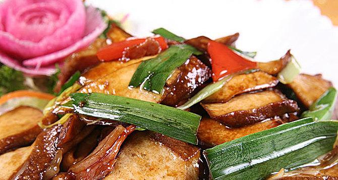 肉丝香干炒大蒜的美味秘籍（一道口感独特、风味浓郁的家常小炒）-第1张图片-美味行家
