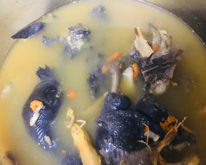 做一碗营养丰富的人参乌鸡汤（传统养生汤品，滋补身体）-第3张图片-美味行家