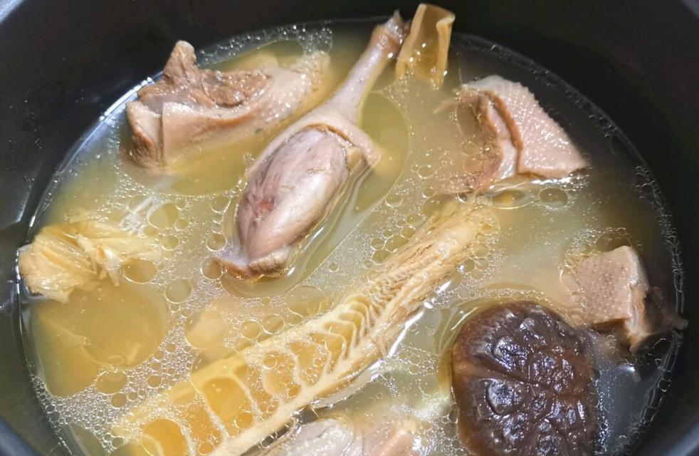 砂锅老鸭笋的制作方法（香浓味美，咸甜适口，营养丰富的鸭肉砂锅）-第3张图片-美味行家