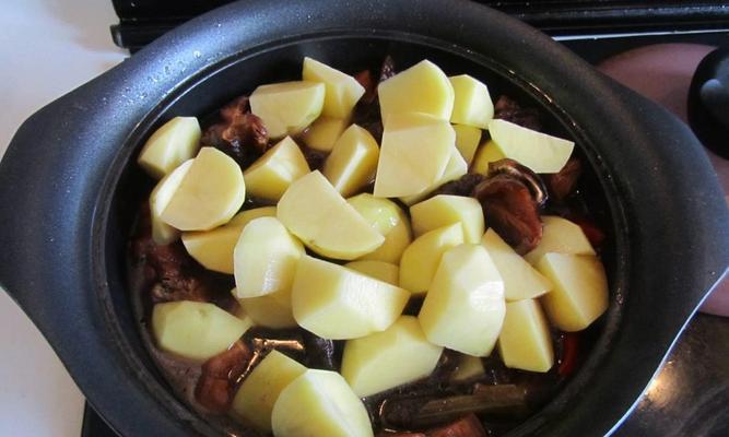 土豆烧香菇，让你在家也能享受高级味蕾（营养健康、简单易学的土豆烧香菇，让你轻松入手，成为厨房达人）-第3张图片-美味行家