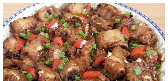 猪皮炖排骨，美味鲜香的传统佳肴（用传统秘方，炖出口感细腻、汤汁浓郁的美味）-第1张图片-美味行家