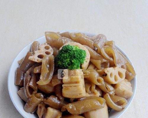 猪皮炖排骨，美味鲜香的传统佳肴（用传统秘方，炖出口感细腻、汤汁浓郁的美味）-第2张图片-美味行家