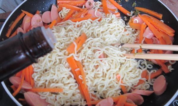 如何制作美味的以什锦方便面（家常小吃美食，美味又简单，方便面必备的做法技巧）-第1张图片-美味行家
