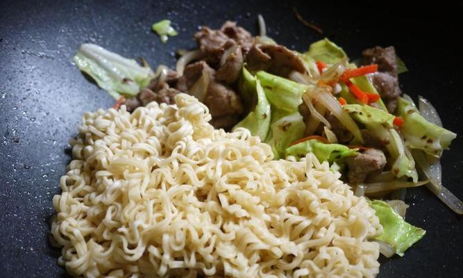 如何制作美味的以什锦方便面（家常小吃美食，美味又简单，方便面必备的做法技巧）-第3张图片-美味行家