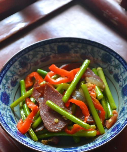 美味熏肉蒜苔炒法（快速制作，清爽口感，适合下饭；熏肉，蒜苔）-第2张图片-美味行家